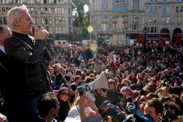 Assange berorasi di depan Katedral Santo Paul, London dalam mendukung kampanye anti kapitalisme Julian Paul Assange