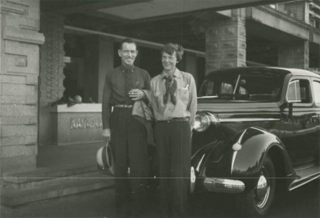 Amelia Earhart dan George P Putnam di Bandung / PURDUE UNIVERSITY LIBRARIES