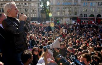 Assange berorasi di depan Katedral Santo Paul, London dalam mendukung kampanye anti kapitalisme Julian Paul Assange